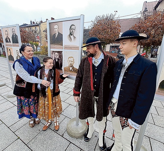 Rodzina Jana Habernego z dumą wskazuje na swojego przodka – legionistę Karola Kojsa, którego wizerunek (wraz z innymi żołnierzami) można oglądać na czarnodunajeckiej wystawie plenerowej.