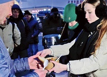 Misje święte w parafii Chrystusa Króla w Olsztynie rozpoczęły się od wspólnego posiłku z osobami bezdomnymi.