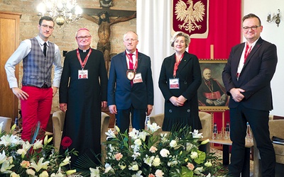 W jednej z 16 debat udział wzięli: (od lewej): Damian Szmagliński, bp Szymon Stułkowski, Janusz Paczkowski, Urszula Furtak i Witold Wybult.