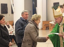 Biskup wręczył dyplomy uznania osobom troszczącym się o liturgię w języku niemieckim w swoich parafiach.