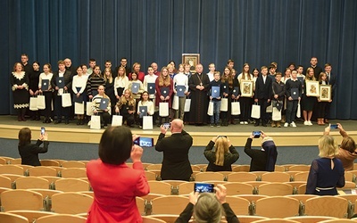 Laureaci i finaliści z organizatorami i zaproszonymi gośćmi. 