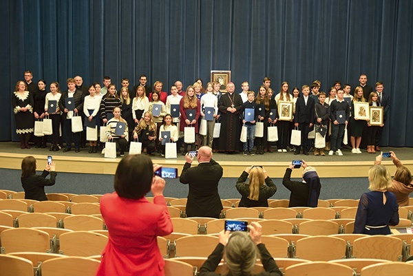 Laureaci i finaliści z organizatorami i zaproszonymi gośćmi. 