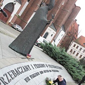 – Te trzy dokumenty są nośnikiem treści, z których możemy być dumni, a które Wrocław dał Europie i światu – stwierdził historyk.