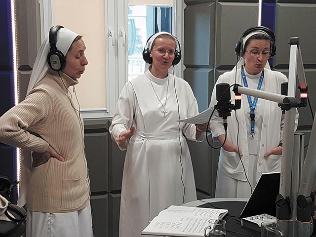 Siostry w trakcie nagrań hymnów do podcastów liturgicznych. Od lewej: s. Dolores Nowak, s. Maria Bujalska, s. Aleksandra Szyborska.
