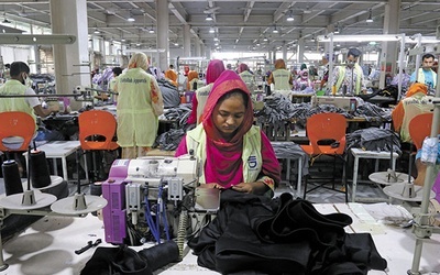 Jedna z wielkich szwalni w Dhace, stolicy Bangladeszu. Kraj ten należy do największych eksporterów odzieży na świecie.