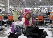 Jedna z wielkich szwalni w Dhace, stolicy Bangladeszu. Kraj ten należy do największych eksporterów odzieży na świecie.