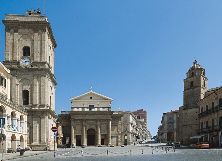 Piękna katedra w Lanciano sąsiaduje ze stosunkowo skromnym kościołem, w którym wystawiono niezwykłe relikwie.