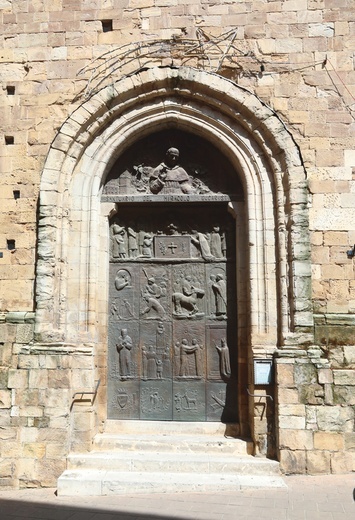 Płaskorzeźby na XX-wiecznych drzwiach średniowiecznego kościoła św. Franciszka ukazują cud z VIII w., a także postacie świętych, w tym Maksymiliana Kolbego.