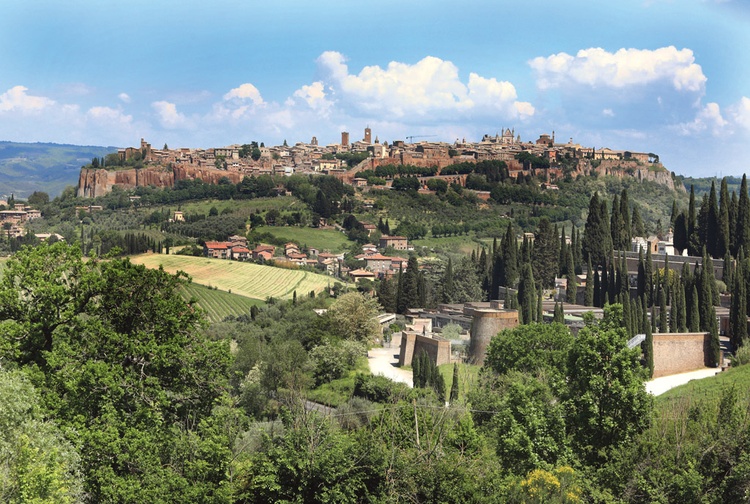 Malowniczo położone Orvieto przyciąga tłumy turystów i pielgrzymów.