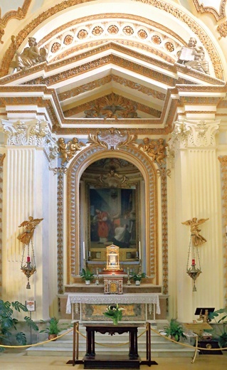 Fragmenty marmuru, na który ściekły krople krwi z Hostii, znajdują się w kaplicy bazyliki św. Krystyny w Bolsenie
