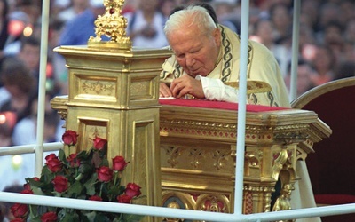 Jan Paweł II adoruje Jezusa w Najświętszym Sakramencie w uroczystość Bożego Ciała w Rzymie w 2001 roku.