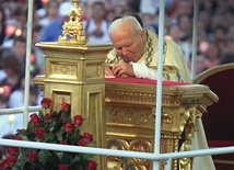 Jan Paweł II adoruje Jezusa w Najświętszym Sakramencie w uroczystość Bożego Ciała w Rzymie w 2001 roku.