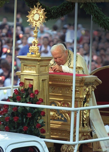 Jan Paweł II adoruje Jezusa w Najświętszym Sakramencie w uroczystość Bożego Ciała w Rzymie w 2001 roku.