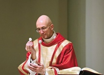 abp Adrian Galbas pallotyn, arcybiskup koadiutor archidiecezji katowickiej, święcenia kapłańskie przyjął w 1994 roku