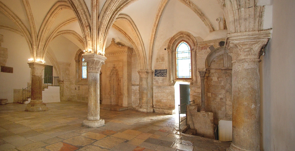 Wnętrze Wieczernika jest zupełnie puste. W głębi, na ścianie widoczny jest mihrab, wskazujący kierunek modlitwy gromadzącym się tu w przeszłości muzułmanom.