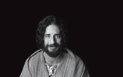 Jezus z serialu „The Chosen” („Wybrani”). W tej roli amerykański aktor Jonathan Roumie.