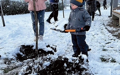 	Mimo śnieżnej aury nawet najmłodsi chętnie uczestniczyli w sadzeniu.