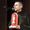 	Ubiegłoroczny laureat o. Arkadiusz Bąk OFM Conv ze statuetką.