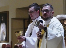 	Diecezjalny duszpasterz młodzieży ks. Kamil Kuchejda (z prawej) podczas homilii.