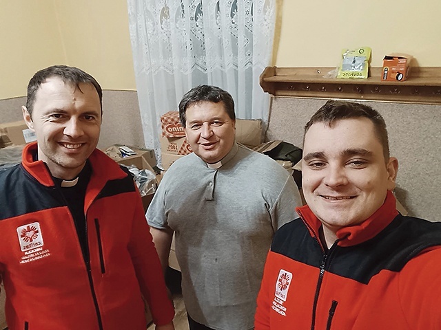 	Od lewej: ks. Łukasz Bikun, ks. Krzysztof Jamro, Mateusz Kaczmarek.