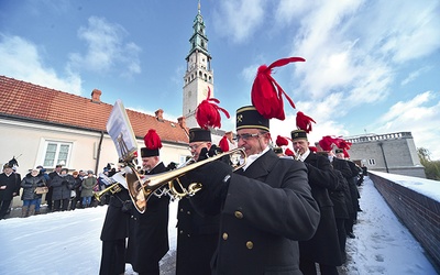 	Na wałach sanktuarium.