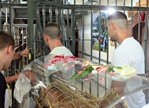 Więźniowie wnoszą relikwiarz do kaplicy więziennej w ZK nr 1.