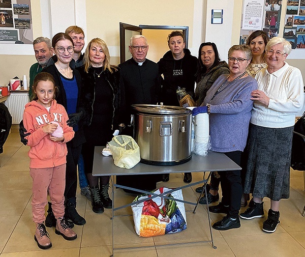 Wolontariusze z proboszczem ks. Markiem Janasem.