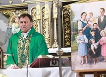 Mszy św. przewodniczy ks. Krzysztof Czech. Obok obraz rodziny Ulmów i ich relikwie na ołtarzu.