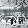 Fotografia stanowi największą część kolekcji placówki. Na zdjęciu: fragment pracy Alfreda Funkiewicza „Na ślizgawce” z lutego 1952 r. 