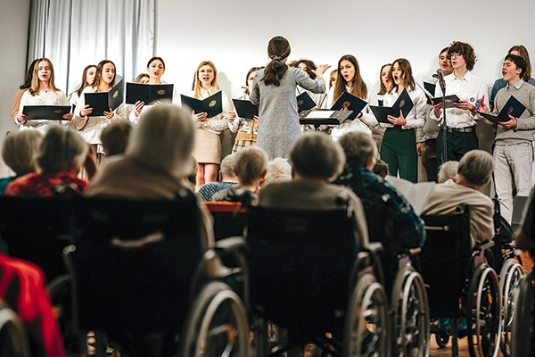 Występ chóru Batorego w Centrum Alzheimera.