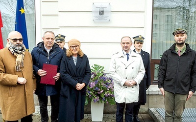 „Pisarka polskiego losu” – napisano na domu, w którym mieszkała przez 46 lat.