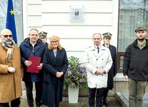 „Pisarka polskiego losu” – napisano na domu, w którym mieszkała przez 46 lat.