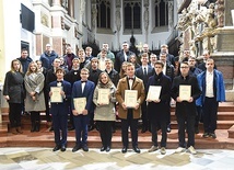 Laureaci i uczestnicy konkursowych zmagań z nauczycielami i członkami jury.