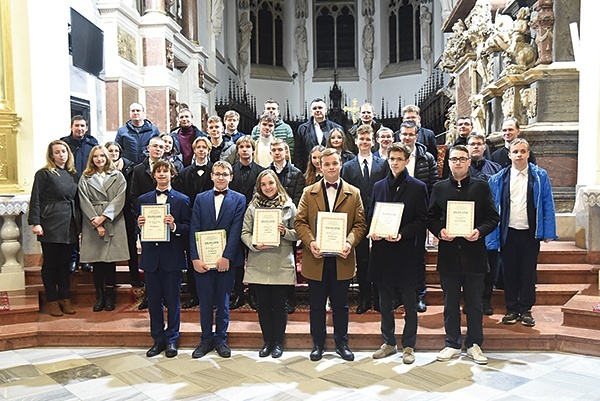 Laureaci i uczestnicy konkursowych zmagań z nauczycielami i członkami jury.