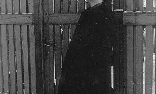 Był poetą świetnie czującym melodię języka polskiego. Konstanty Ildefons Gałczyński (1905–1953)  przed domem w Aninie  w 1938 r.