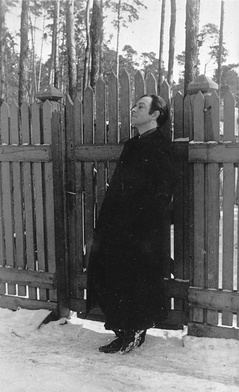 Był poetą świetnie czującym melodię języka polskiego. Konstanty Ildefons Gałczyński (1905–1953)  przed domem w Aninie  w 1938 r.