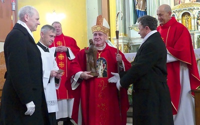 Pracownicy Brzeszcz podarowali biskupowi figurkę swojej patronki.