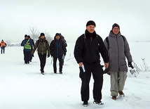 Uczestnicy słupskiej wędrówki podziwiali zimowe krajobrazy.