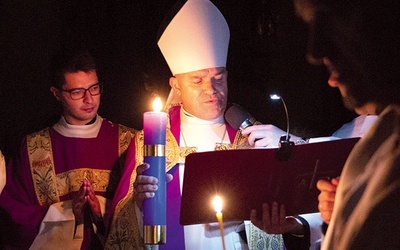 Lucernarium to sięgający starożytności obrzęd światła, rozpoczynający niektóre szczególnie uroczyste celebracje.