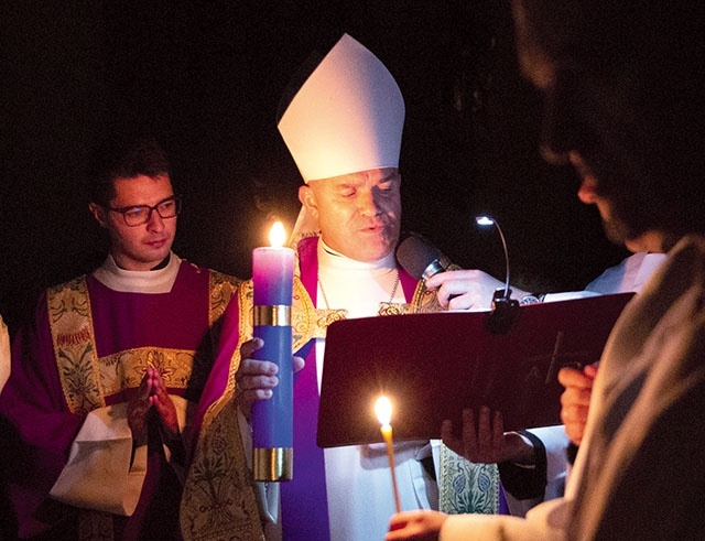 Lucernarium to sięgający starożytności obrzęd światła, rozpoczynający niektóre szczególnie uroczyste celebracje.