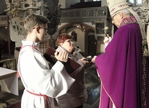 	Każda z pań otrzymała krzyż oraz księgę „Liturgii godzin”. 