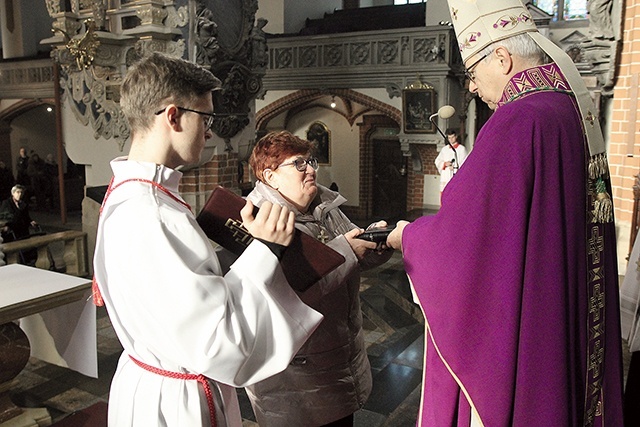 	Każda z pań otrzymała krzyż oraz księgę „Liturgii godzin”. 