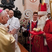 	Powitanie arcybiskupa. W postać świętego zawsze wciela się kościelny Marian Jańczyk. Obok metropolity stoi ks. Gibas.