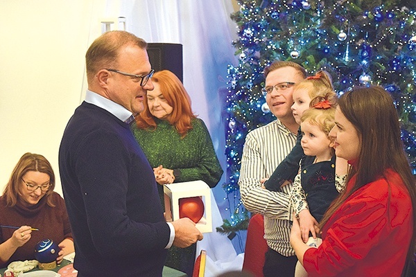 Prezydent Witkowski rozmawia z rodziną Leśniewskich. 