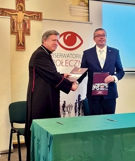 Abp Józef Kupny i Artur Michalski, wiceprezes Narodowego Funduszu Ochrony Środowiska i Gospodarki Wodnej, podpisali umowę na termomodernizację obiektów Caritas w Dobroszycach.