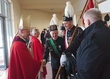 Na zakończenie Mszy św. w Sośnicy biskup stanął przy wyjściu z kościoła, żeby uścisnąć rękę każdej osoby.