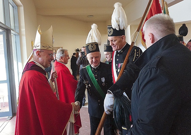 Na zakończenie Mszy św. w Sośnicy biskup stanął przy wyjściu z kościoła, żeby uścisnąć rękę każdej osoby.