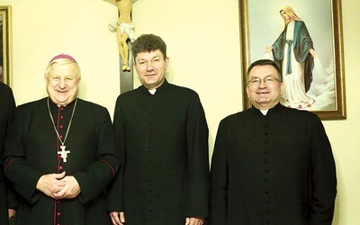 Na plebanii w Turzy. Od lewej: bp Stanisław Szyrokoradiuk, ks. Zenon Macko, proboszcz w Turzy, i ks. Krzysztof Witwicki, kanclerz kurii w Odessie.
