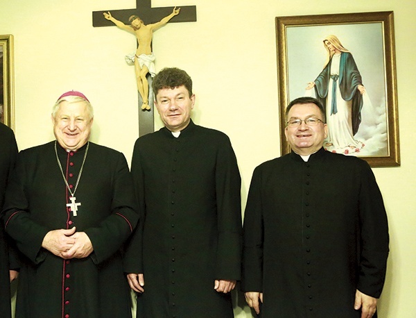 Na plebanii w Turzy. Od lewej: bp Stanisław Szyrokoradiuk, ks. Zenon Macko, proboszcz w Turzy, i ks. Krzysztof Witwicki, kanclerz kurii w Odessie.