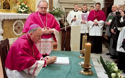 Pasterz diecezji podpisał statuty synodalne, które będą obowiązywać od Niedzieli Zmartwychwstania Pańskiego. 